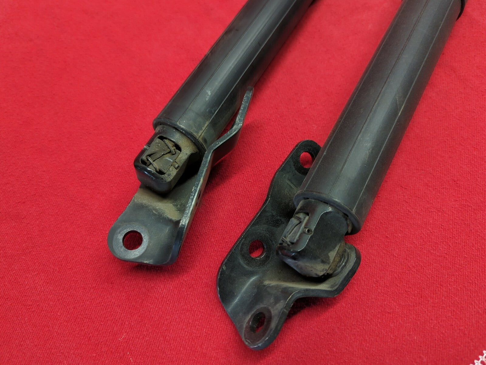 2010 - 2016 BMW 535GT / 550GT Rear Tailgate Power Lift Strut Set - Left & Right