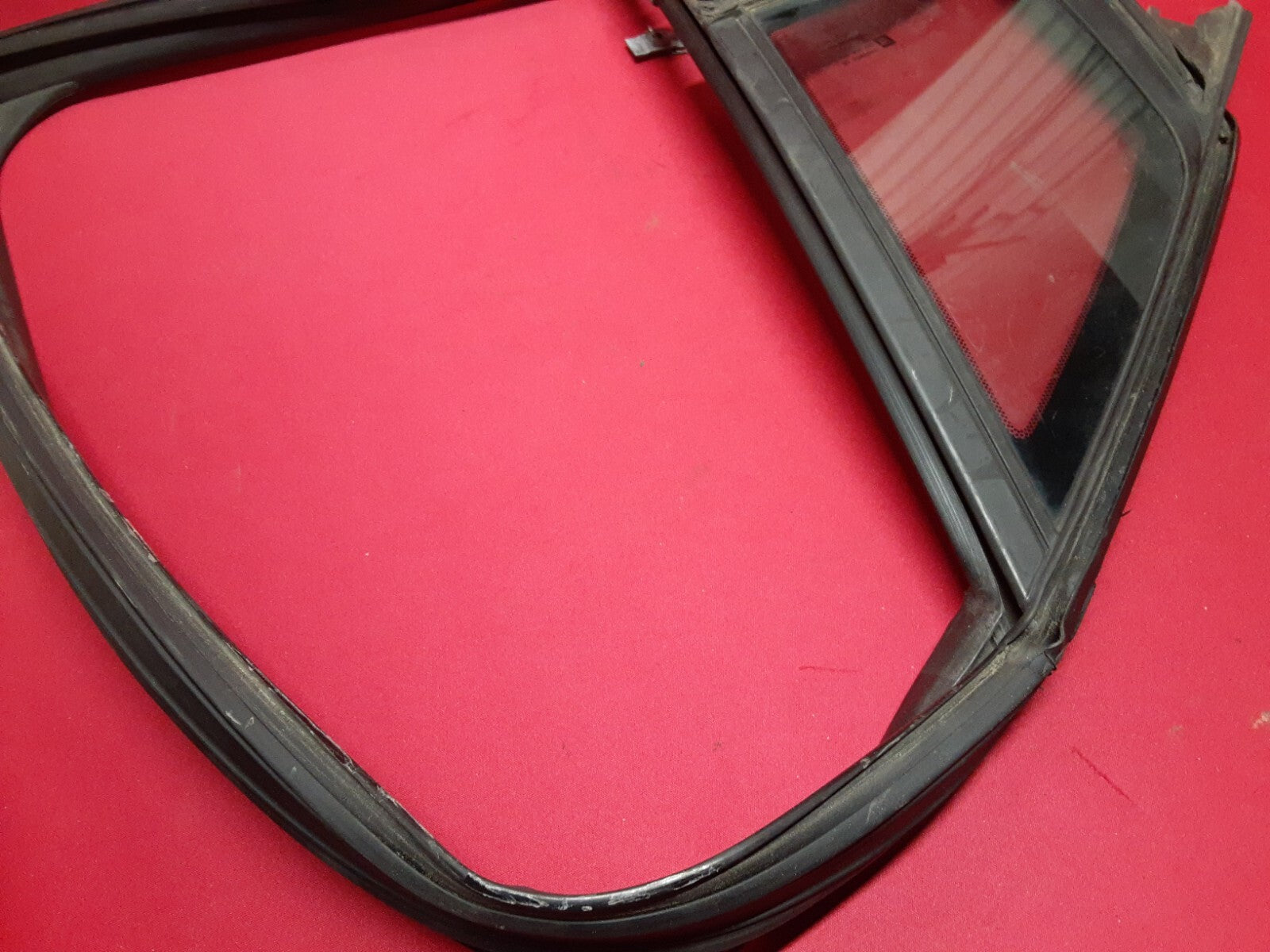 2011 - 2015 Chevy Volt FRONT LEFT Door Vent Quarter Glass Weatherstrip 22906079