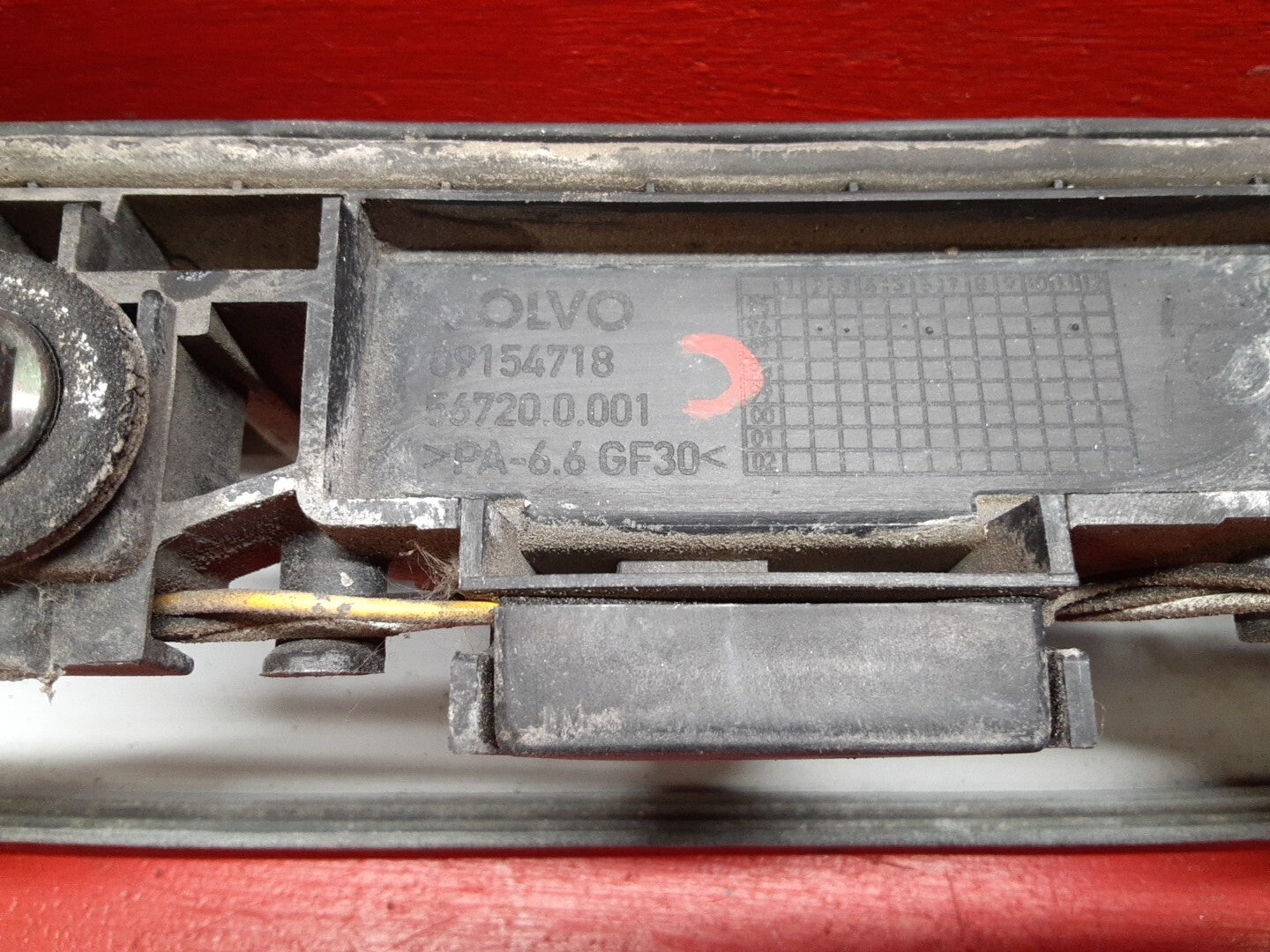 1998 - 2000 Volvo S70 Trunk Deck Lid License Plate Lamp Lock Molding Trim Handle