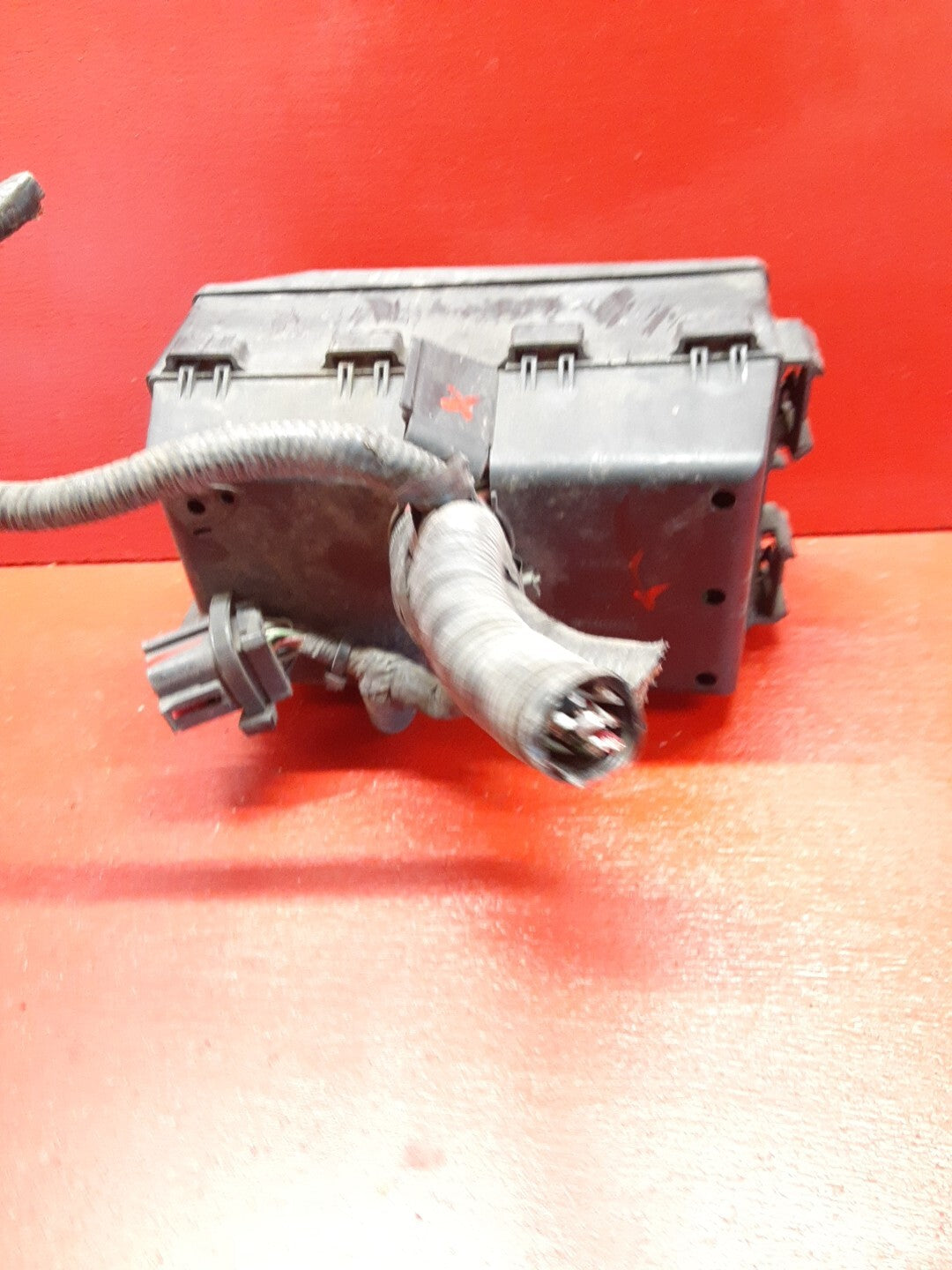 2005 Ford Focus 2.0L Engine Bay Fuse Block Junction Box