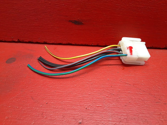 1998 - 2000 Volvo S70 OUTER PASSENGER SIDE RIGHT Tail Light Socket PIGTAIL ONLY