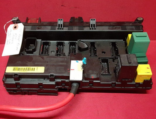 2003 - 2005 Land Rover Range Rover HSE Passenger Under Dash Fuse Box YQE500050