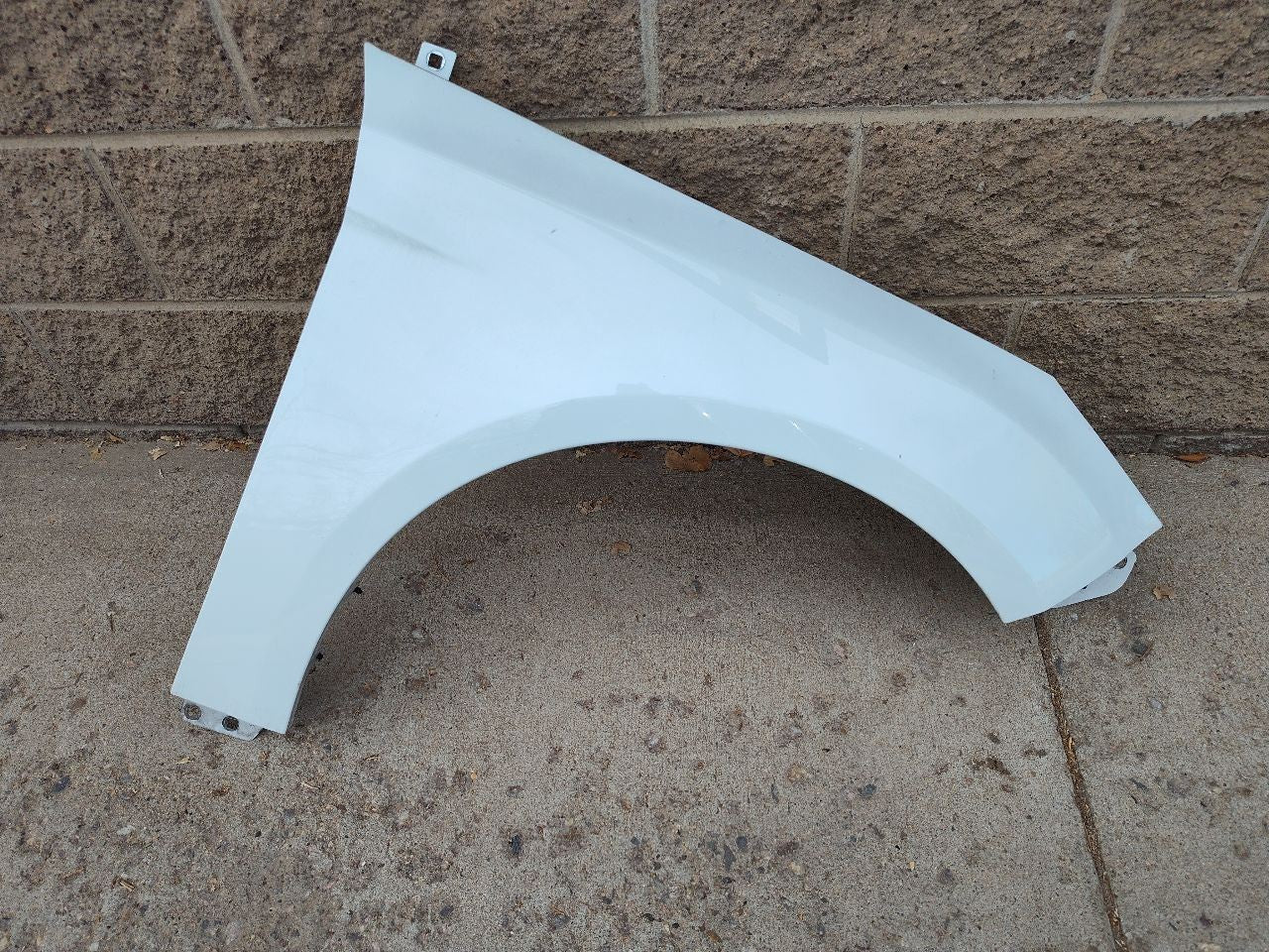2012-2018 Ford Focus / EV - RIGHT PASSENGER Fender YZ / PNYW30 Oxford White