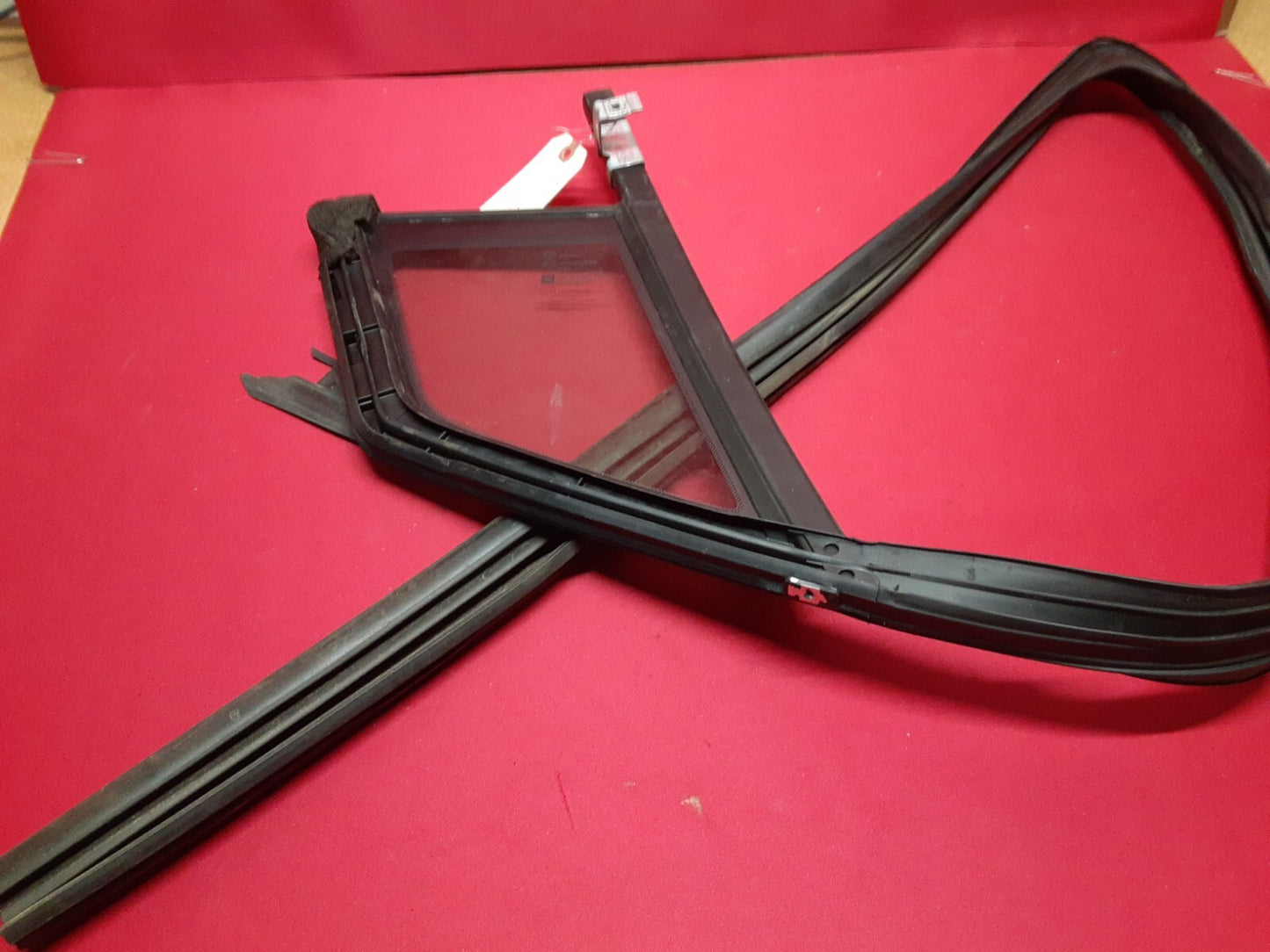 2011 - 2015 Chevy Volt FRONT LEFT Door Vent Quarter Glass Weatherstrip 22906079