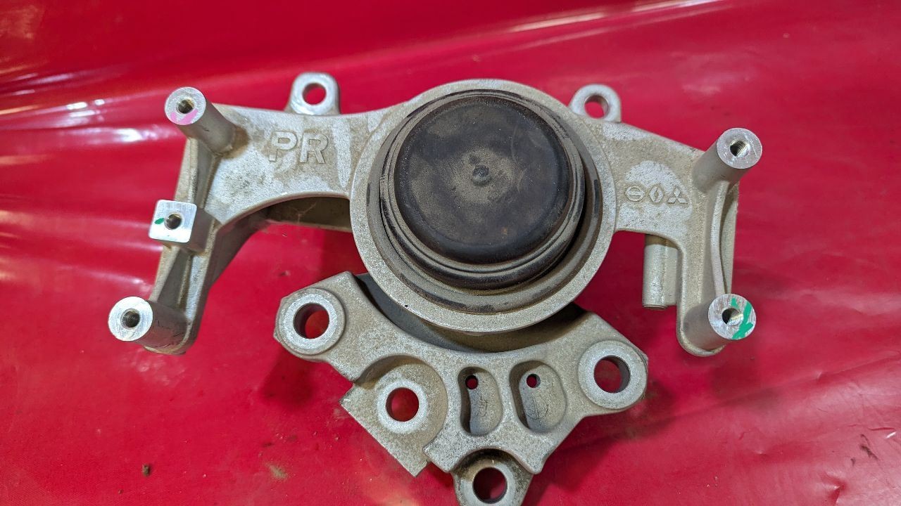 2022-2024 Mitsubishi Outlander RIGHT PASSENGER Engine Transmission Mount Bracket