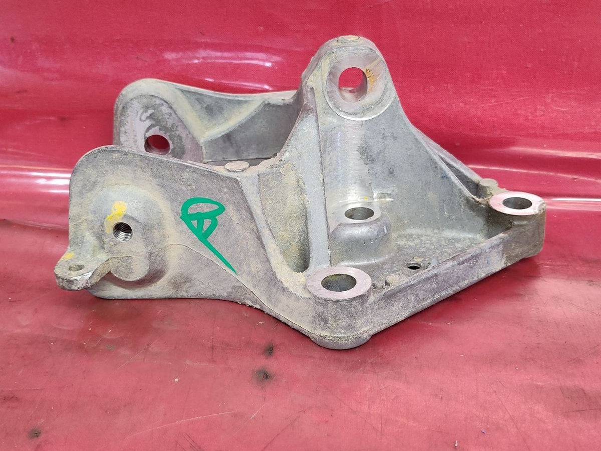 2011-2020 Chrysler Dodge 3.6L Van REAR Engine Mount Bracket 4721570AB