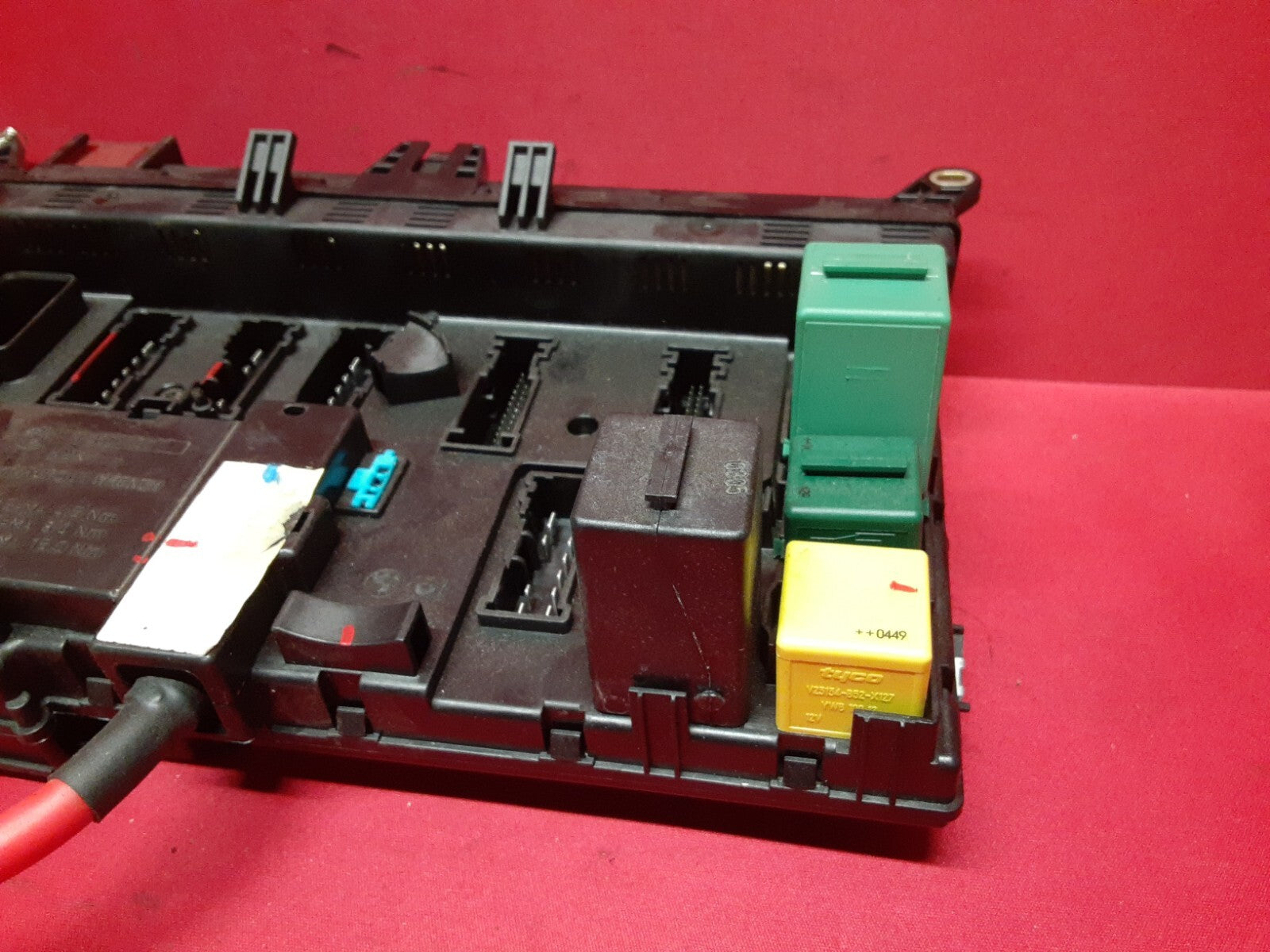 2003 - 2005 Land Rover Range Rover HSE Passenger Under Dash Fuse Box YQE500050