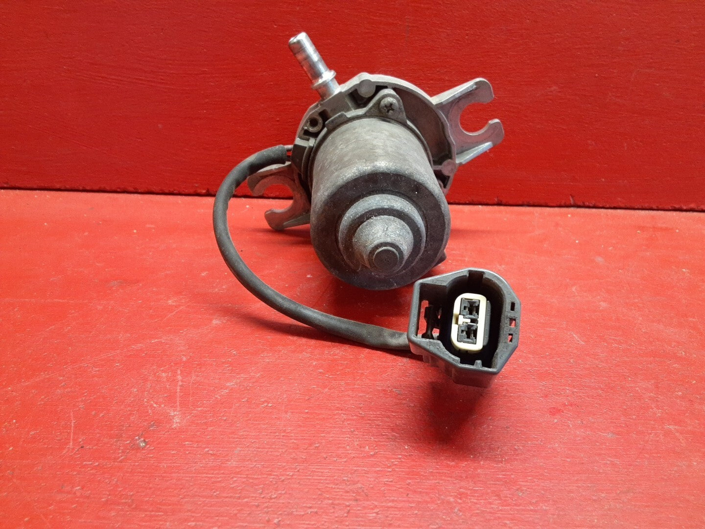 2007 Volvo V50 S40 Brake Vacuum Pump 30793023 / 008989-01