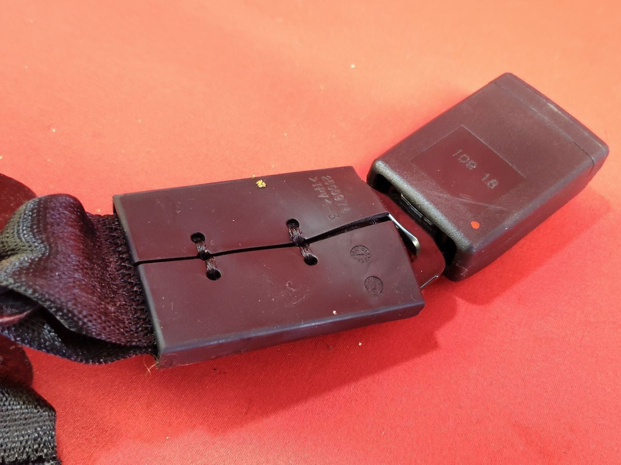2018-2020 Chevy Equinox GMC Terrain Rear 2nd Row RIGHT / CENTER Seat Belt Buckle