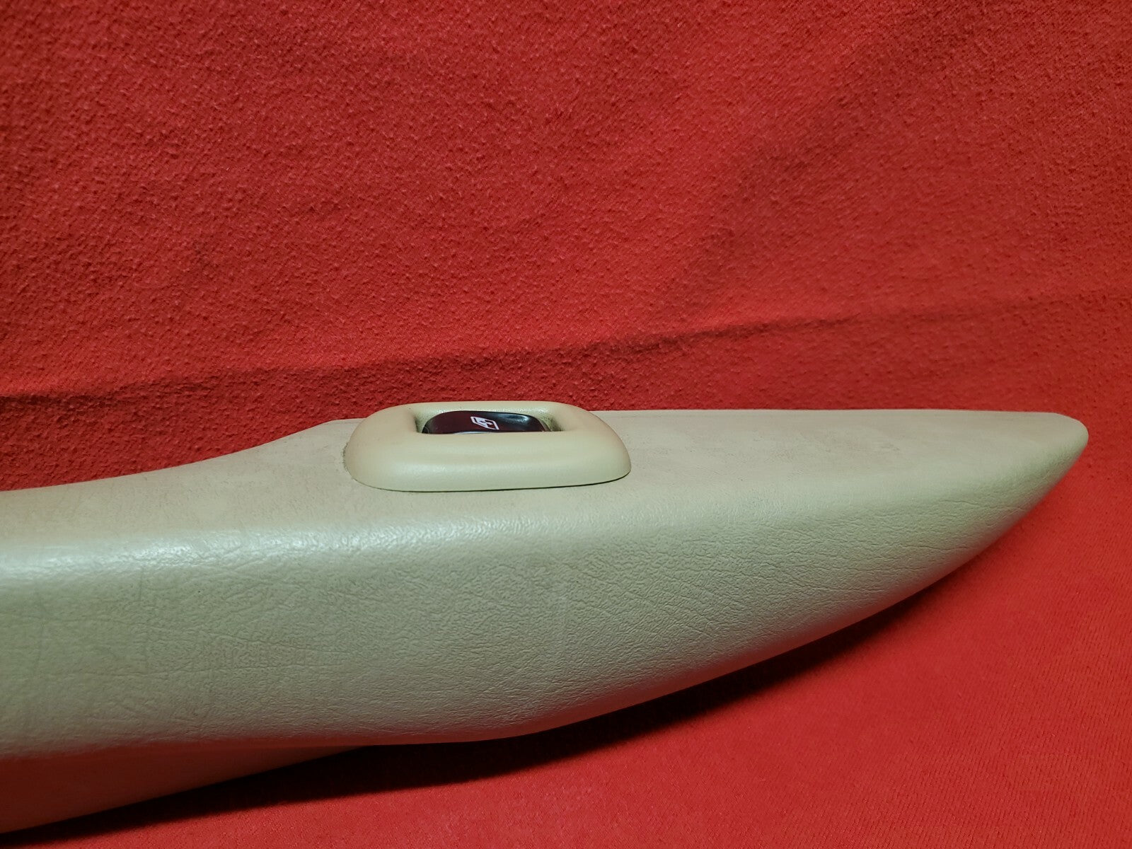 2005 2006 2007 2008 Chevrolet Chevy Trailblazer REAR LEFT Door Arm Rest Tan