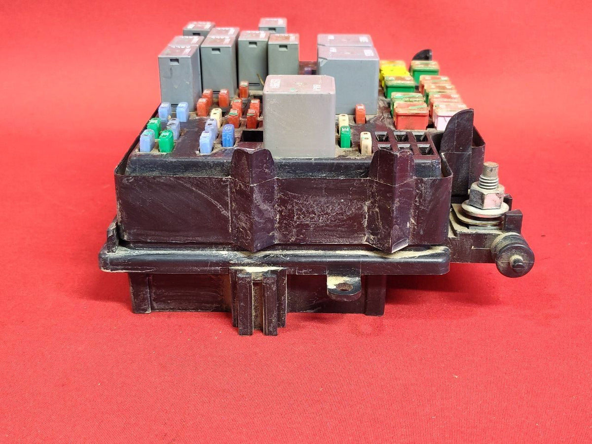 2004-2006 Cadillac Chevy GMC Truck SUV Engine Fuse Box Junction Block