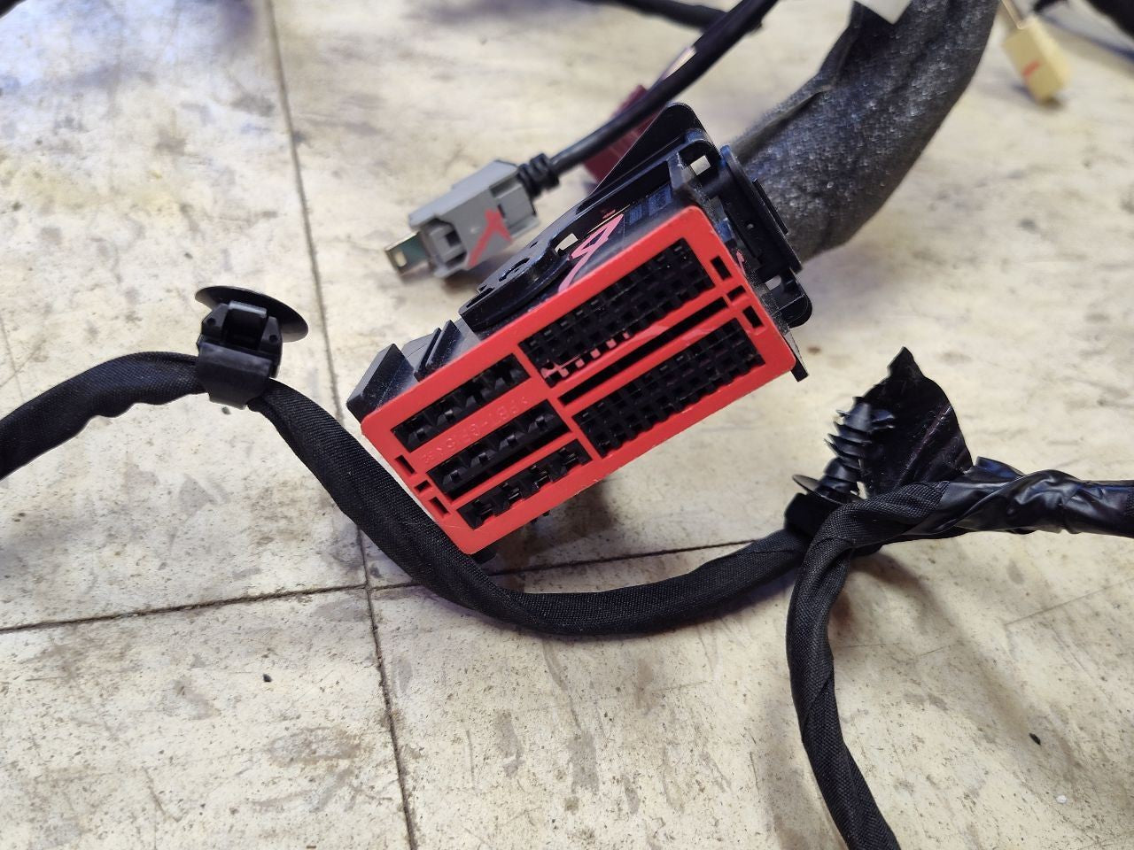 2017 Dodge Durango Dash Wiring Harness w/ Beats Sound, Power Tilt, Rear DVD