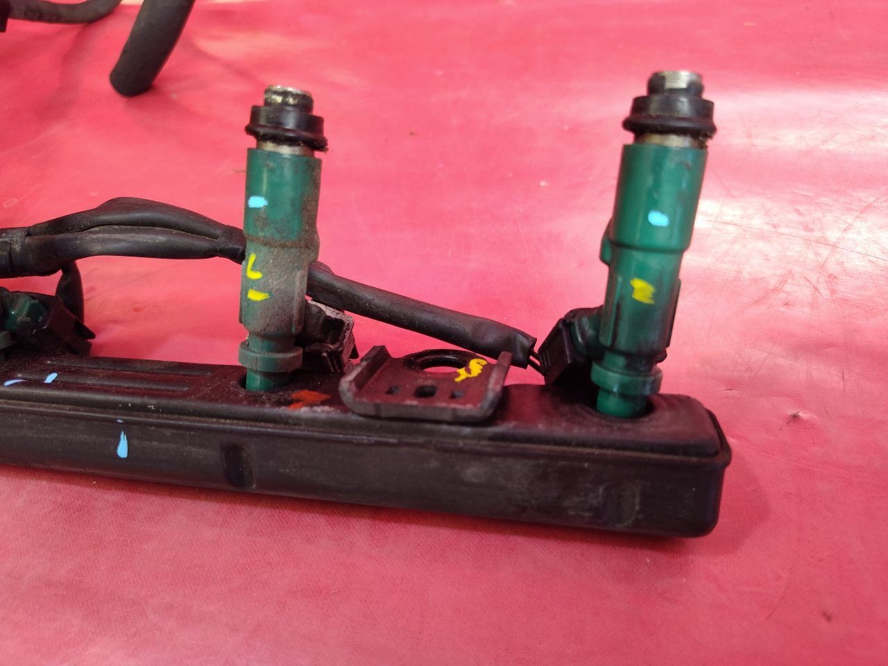 2001-2003 Toyota Prius Fuel Injector Rail Ramp w/ Injectors 23814-21040