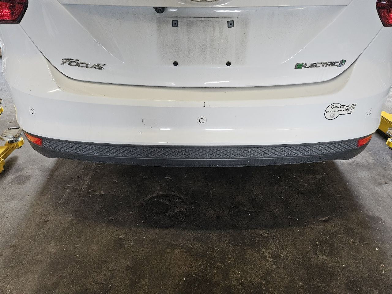 2012-2014 Ford Focus + EV Rear Bumper Cover w/ Park Assist PNYW30 Oxford White