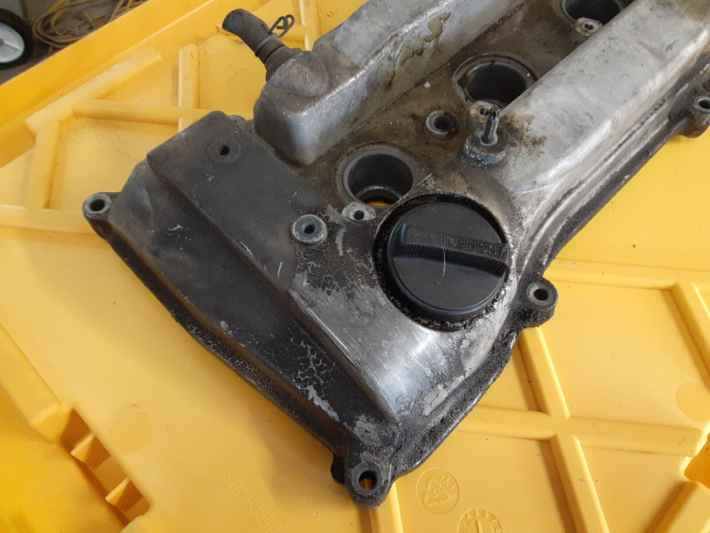 2001 - 2015 Scion / Toyota 2.4L L4 Engine Valve Cover JAPAN BUILT 11201-28033