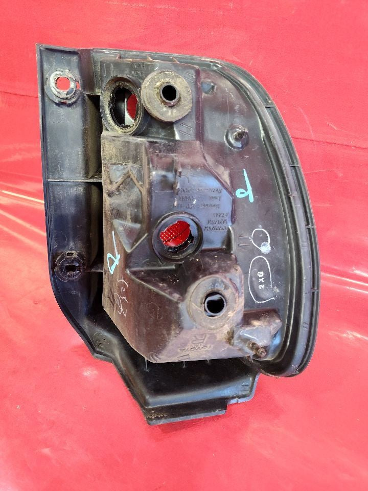 2000-2003 Lexus RX300 Right Passenger OUTER Quarter Mounted Tail Light Lamp
