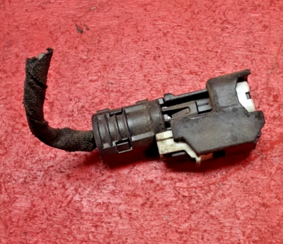 2005 - 2009 Kia Sorento Amanti 3.5L 3.8L Fuel Rail injector PIGTAIL 35304-3C400