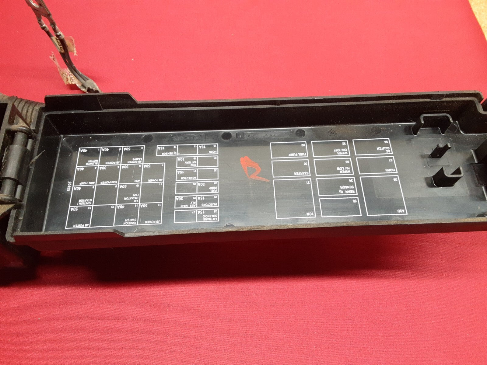 1999 - 2004 Jeep Grand Cherokee - Engine Bay Fuse /Relay / Junctiion Box / Block