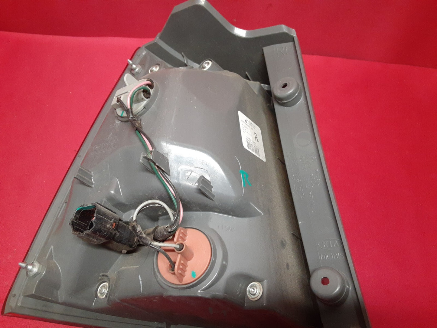 2011 - 2013 Kia Sorento RIGHT Tail Light Lamp on Body HALOGEN 92402-1U000