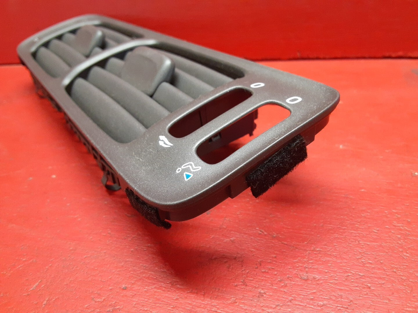 1998 - 2000 Volvo S70 V70 C70 CENTER Front Air Vent Grille A/C Heater Dash Panel