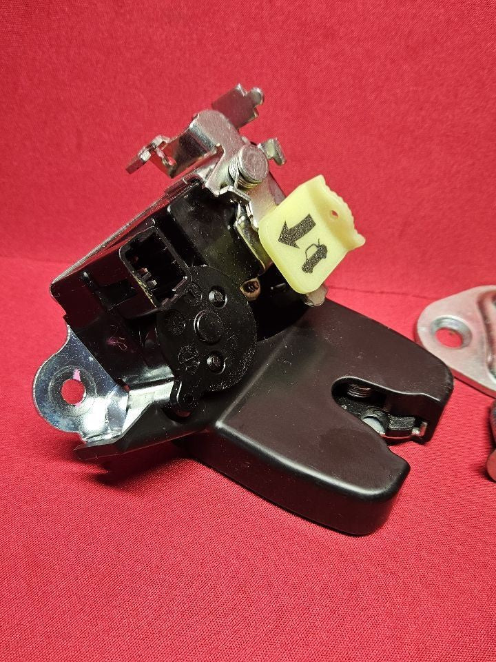 2019-2024 Kia Forte Trunk Deck Lid Latch Lock Actuator Striker Bolts SET 68k