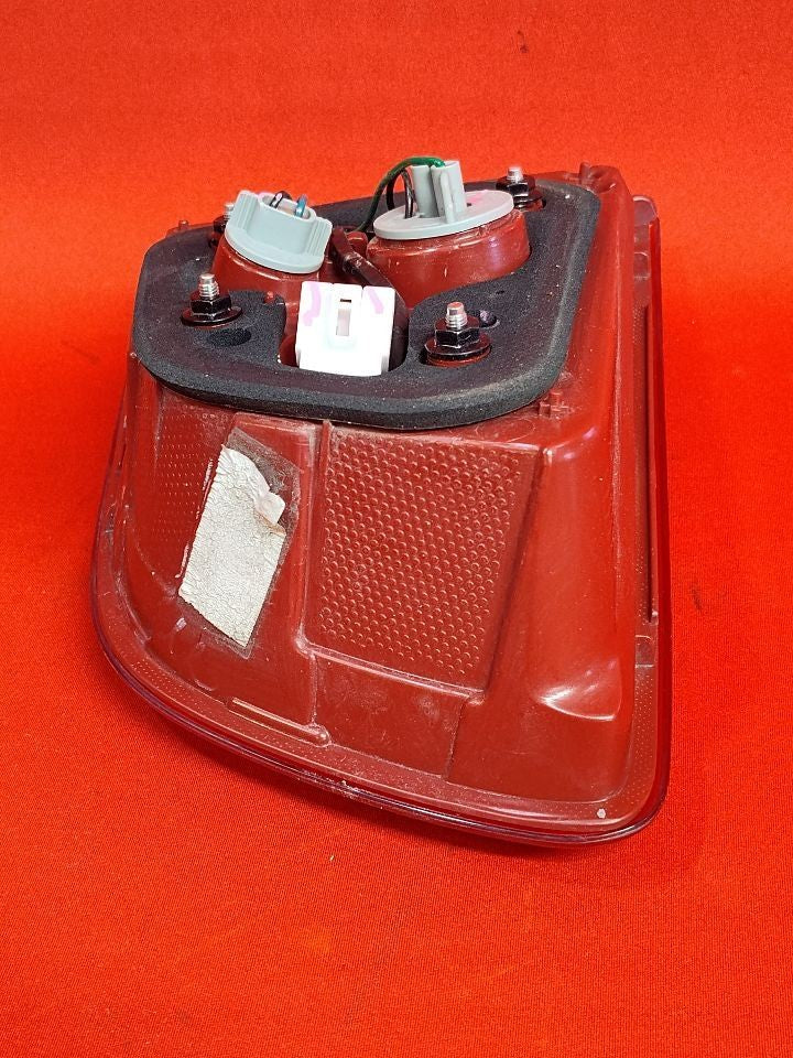 2016-2018 Kia Sorento RIGHT PASSENGER INNER Tail Light Lamp w/ Socket HALOGEN