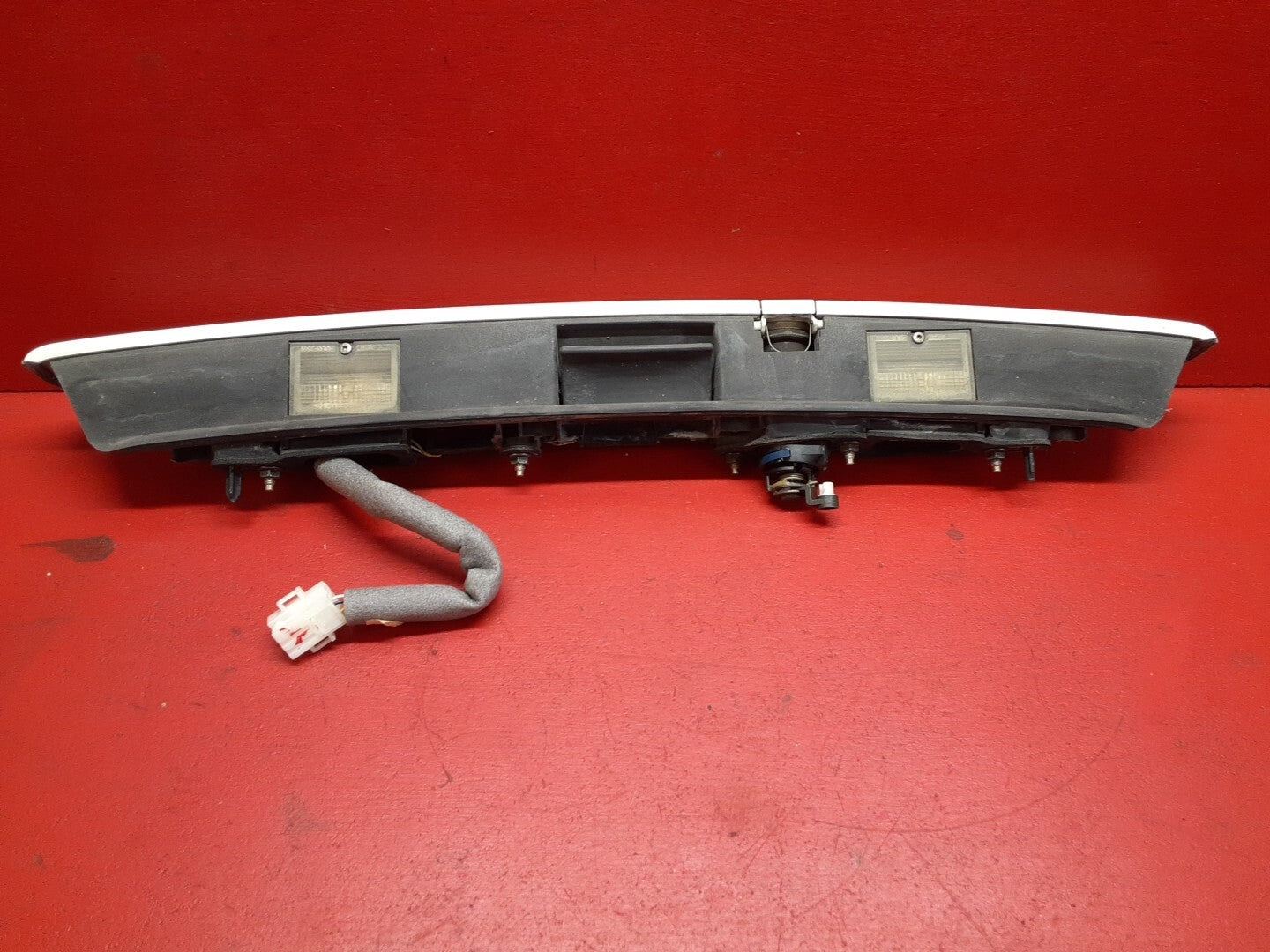 1998 - 2000 Volvo S70 Trunk Deck Lid License Plate Lamp Lock Molding Trim Handle