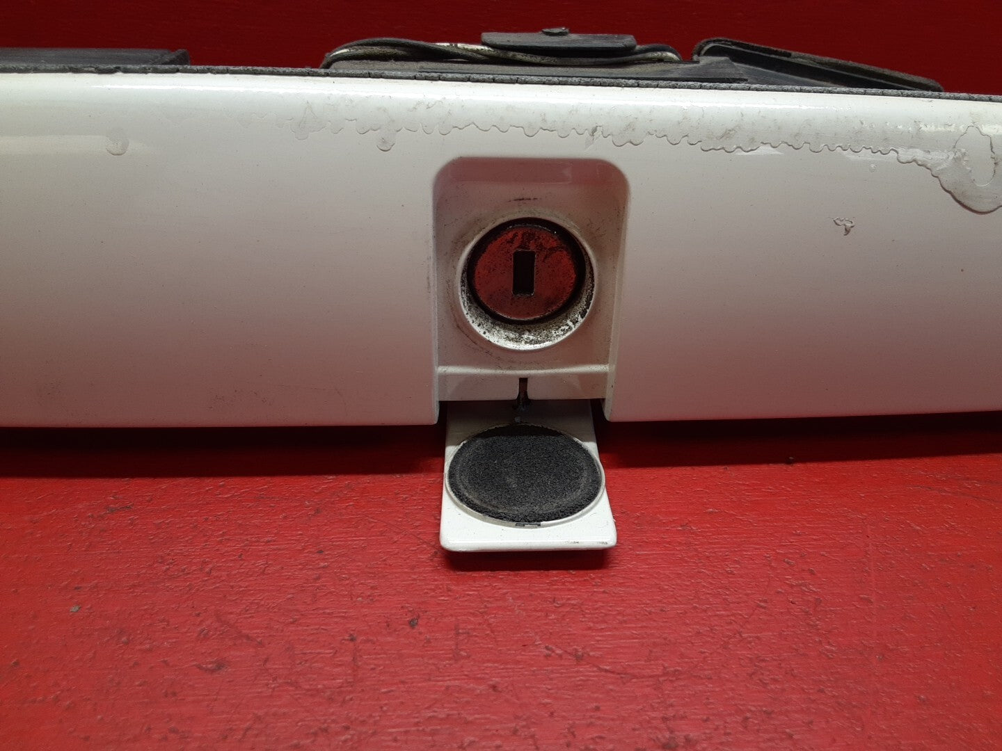1998 - 2000 Volvo S70 Trunk Deck Lid License Plate Lamp Lock Molding Trim Handle