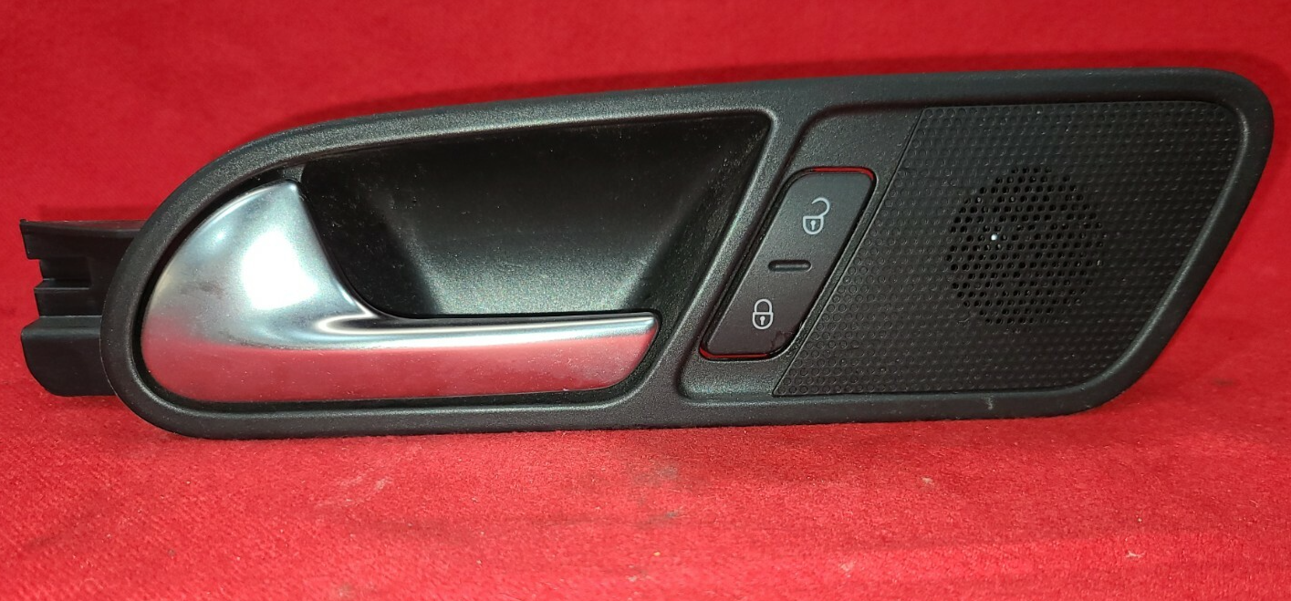 2009 - 2018 Volkswagen Tiguan - Rear Left Door Interior Door Handle / Bezel