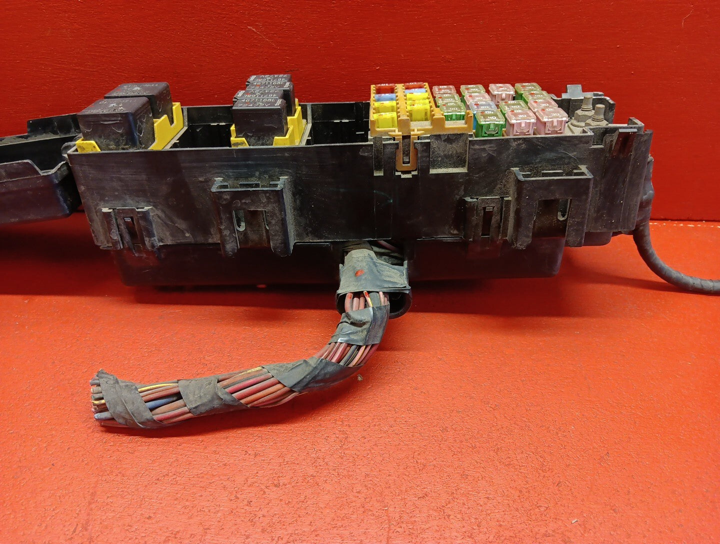 2004 - 2006 Dodge Durango 4.7L Fuse Box Engine w/o Tow Package