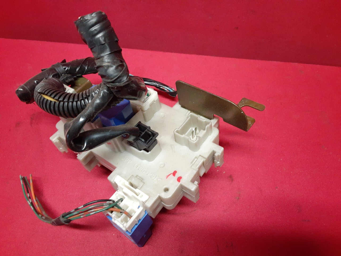 2002 - 2004 Nissan Altima Interior Fuse Box Relay Junction Block 24350-8J01A