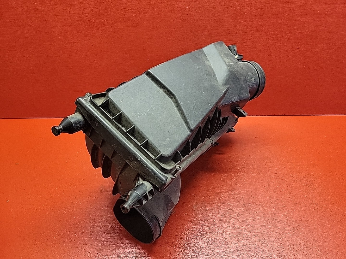 2013-2018 Land Rover Range Rover Right Air Filter Cleaner Box Assembly LR095792