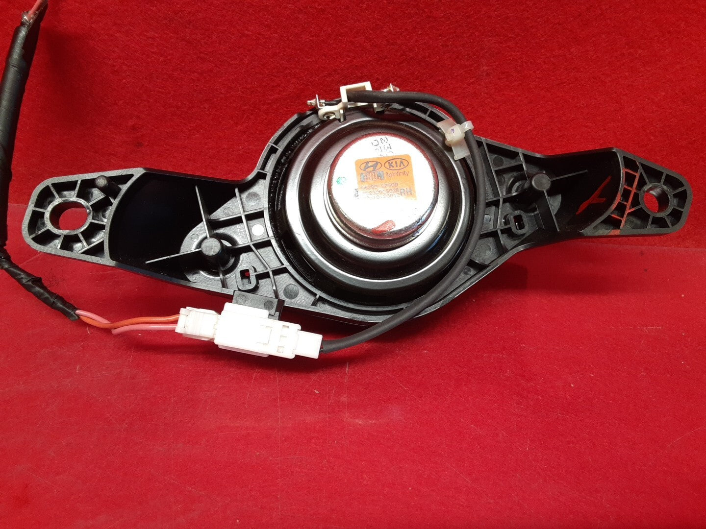 2011 - 2015 Kia Sorento JBL Infinity RIGHT REAR Quarter Speaker 96390-2P500