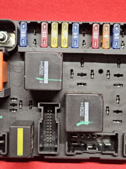 2006 Range Rover HSE / Supercharged 4.2L 4.4L V8 Engine Bay Fuse Box Block