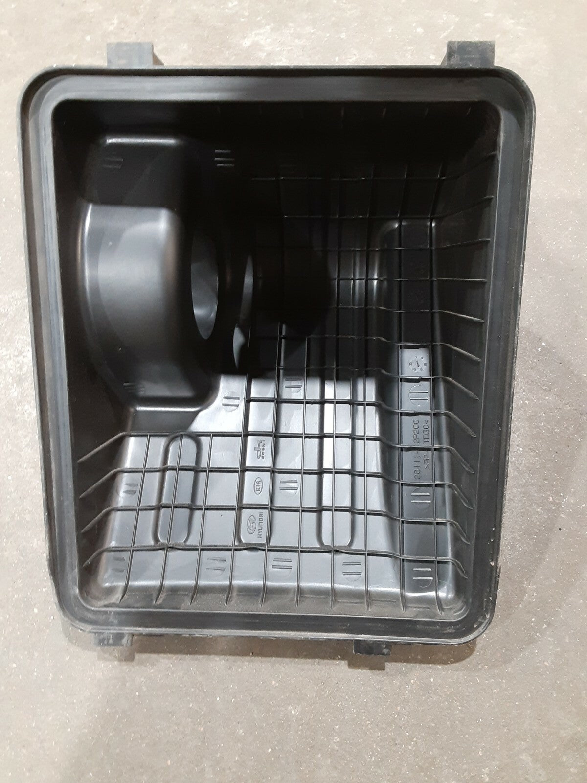 2010 - 2013 Kia Sorento Hyundai Santa Fe 2.4L Air Cleaner Top Half - 28110-2P200