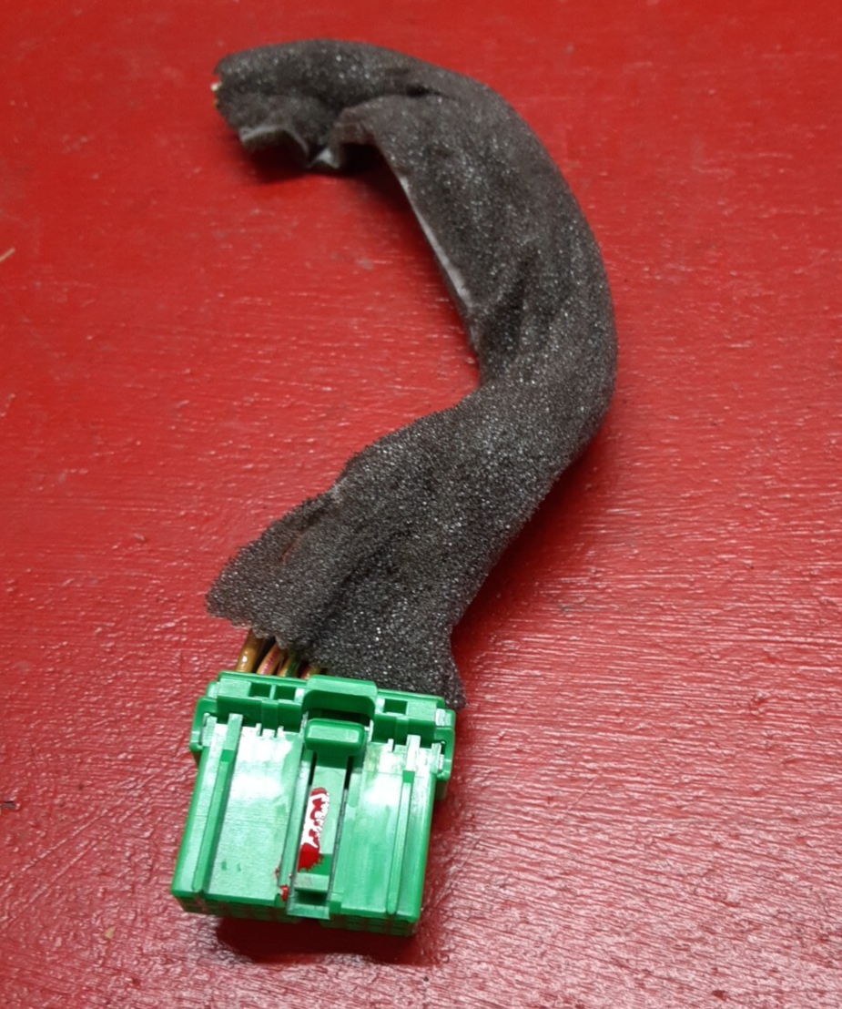 2004 Volvo S40 Center Console Radio Climate Control Assembly PIGTAIL 8623067