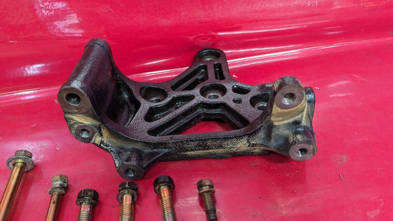 96-00 Nissan Pathfinder 97-00 Infiniti QX4 3.3L V6 Alternator Bracket w/ Bolts