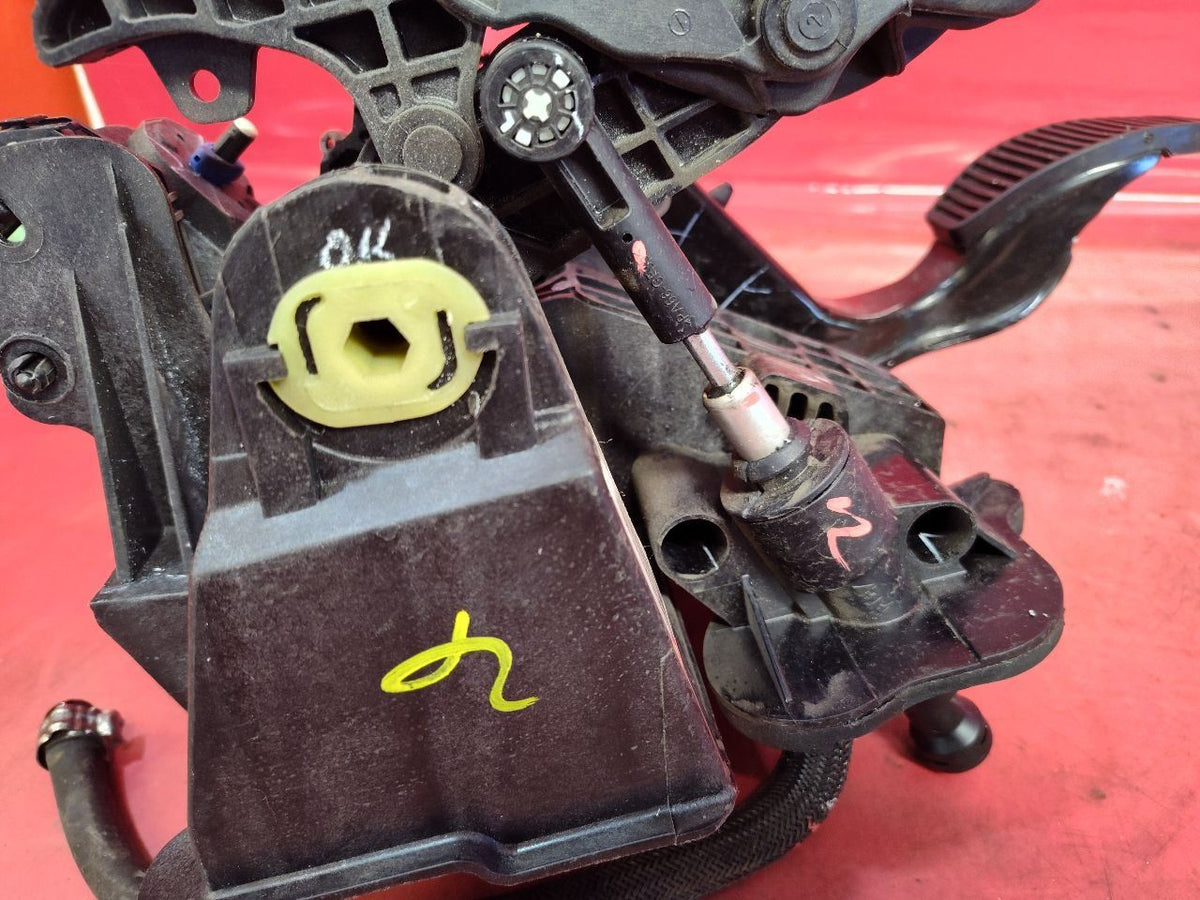 2012-2019 Fiat 500 5-Spd Manual Transmission Brake / Clutch Pedal 5171645AG