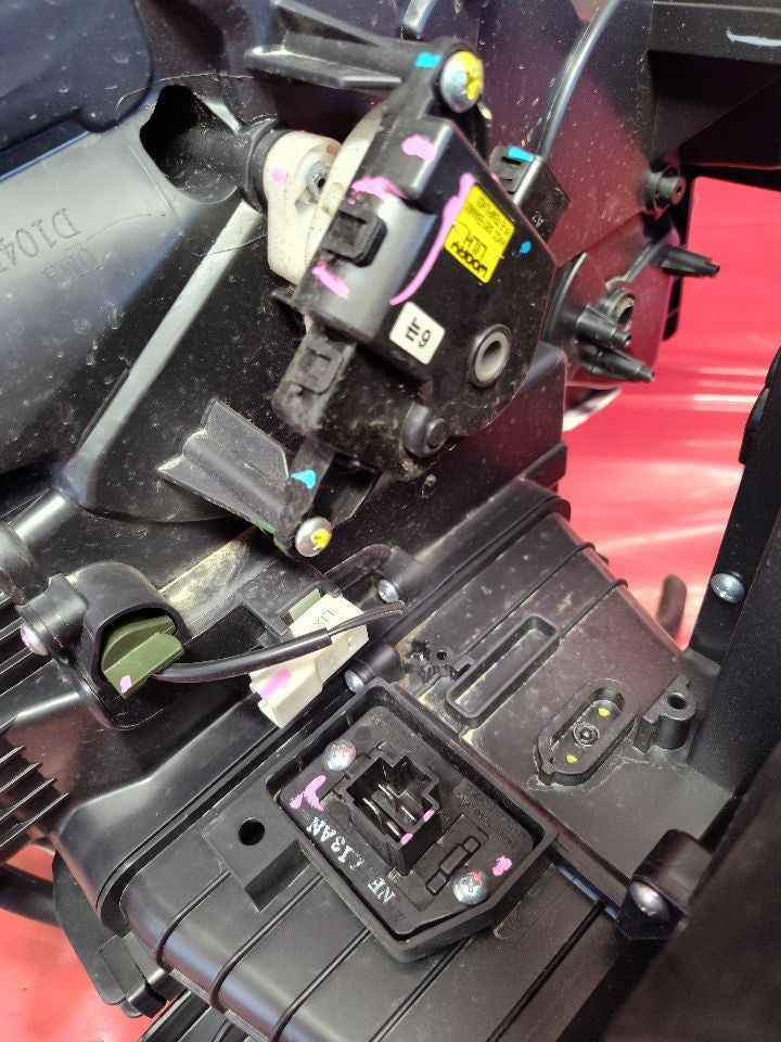 2016-2019 Kia Sorento Manual Climate HVAC Evaporative Heater Blower Box - 81k