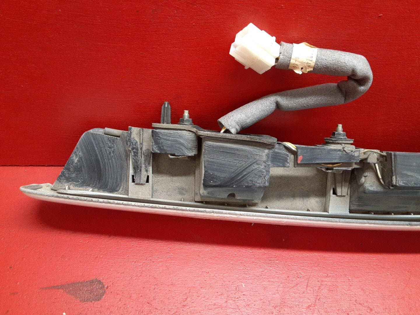 1998 - 2000 Volvo S70 Trunk Deck Lid License Plate Lamp Lock Molding Trim Handle