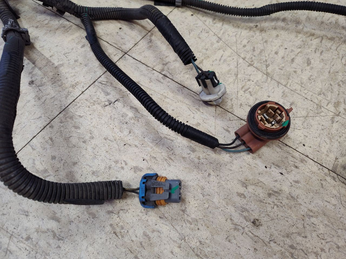2003-2006 Chevy GMC Cadillac 4WD A/T Headlamp Wiring Harness - *broken sockets*