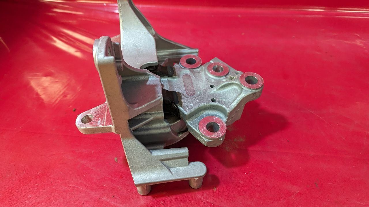 2022-2024 Mitsubishi Outlander RIGHT PASSENGER Engine Transmission Mount Bracket