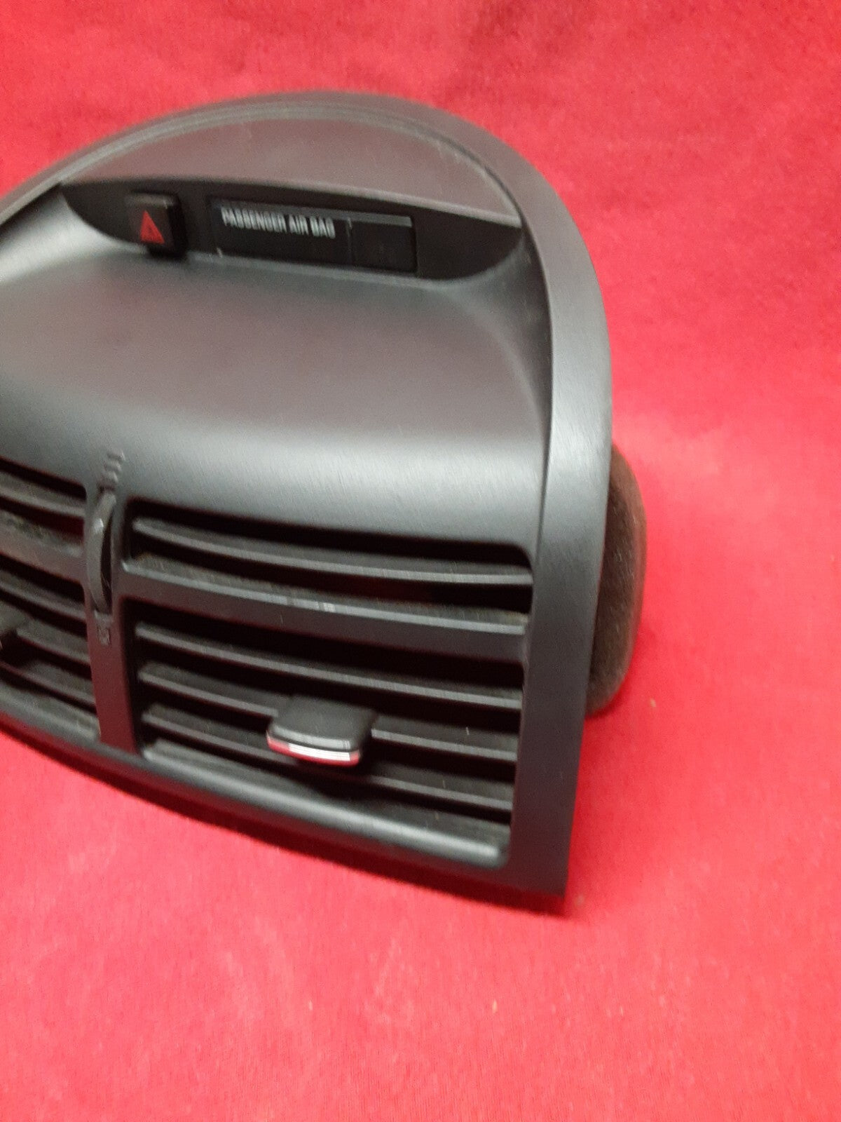 2007 2008 2009 - Saturn Aura Center Dash Vent Assembly / Hazard Switch 25912680