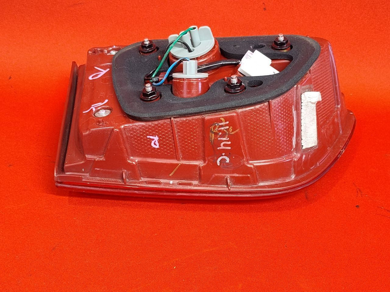 2016-2018 Kia Sorento RIGHT PASSENGER INNER Tail Light Lamp w/ Socket HALOGEN