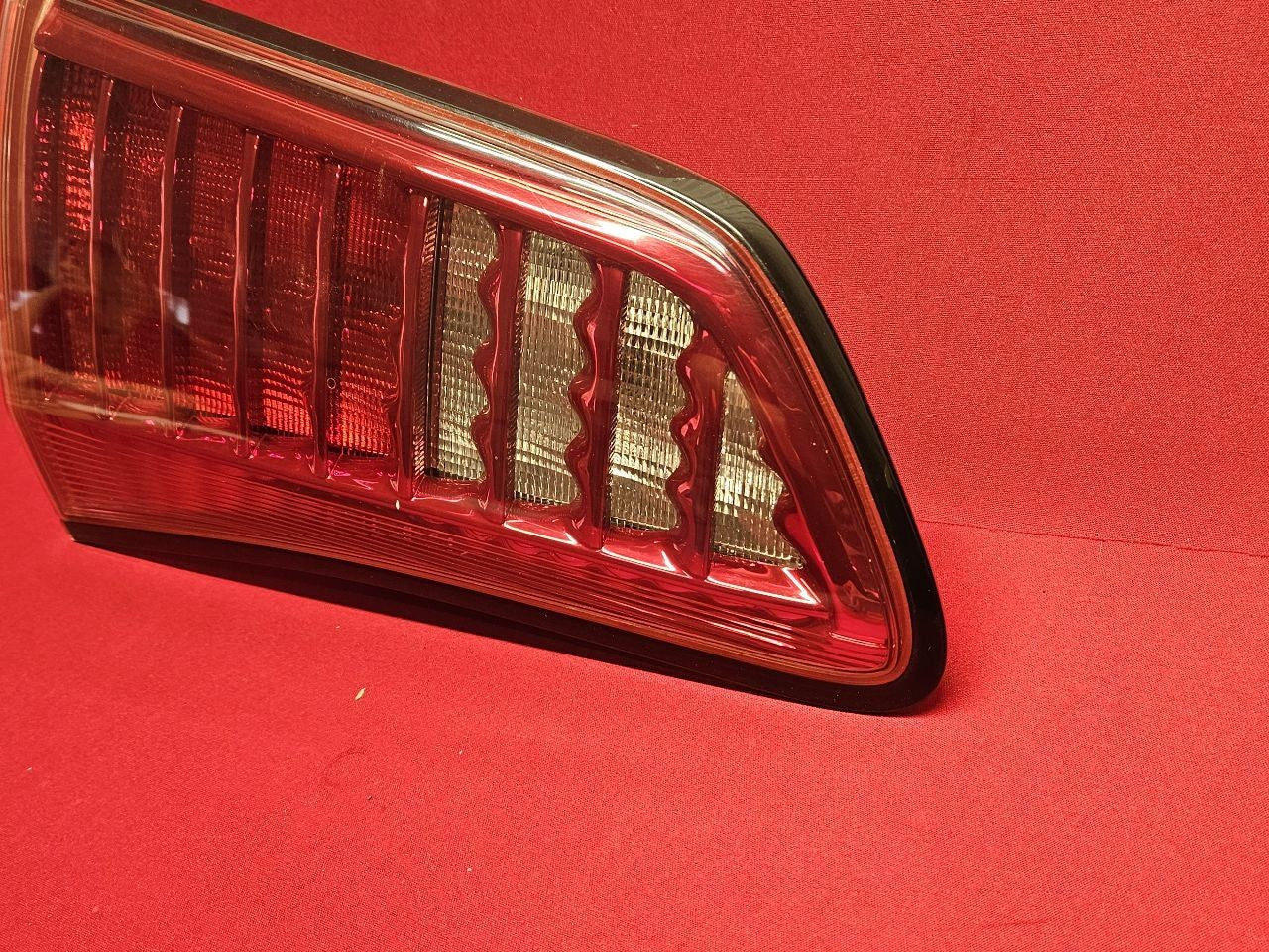 2011-2013 Infiniti QX56 / 2014 QX80 Liftgate Mounted RIGHT PASSENGER Tail Light