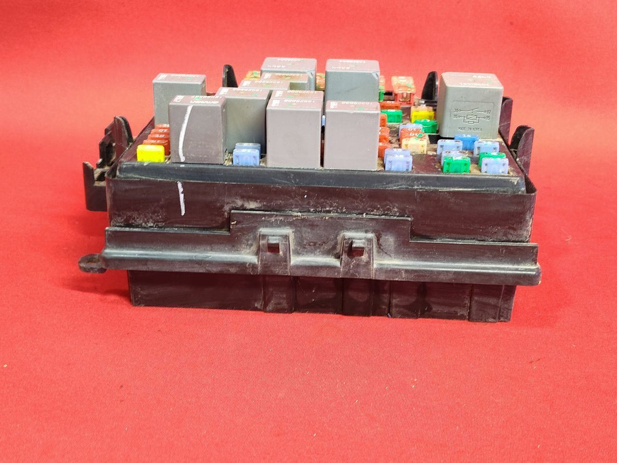 2004-2006 Cadillac Chevy GMC Truck SUV Engine Fuse Box Junction Block