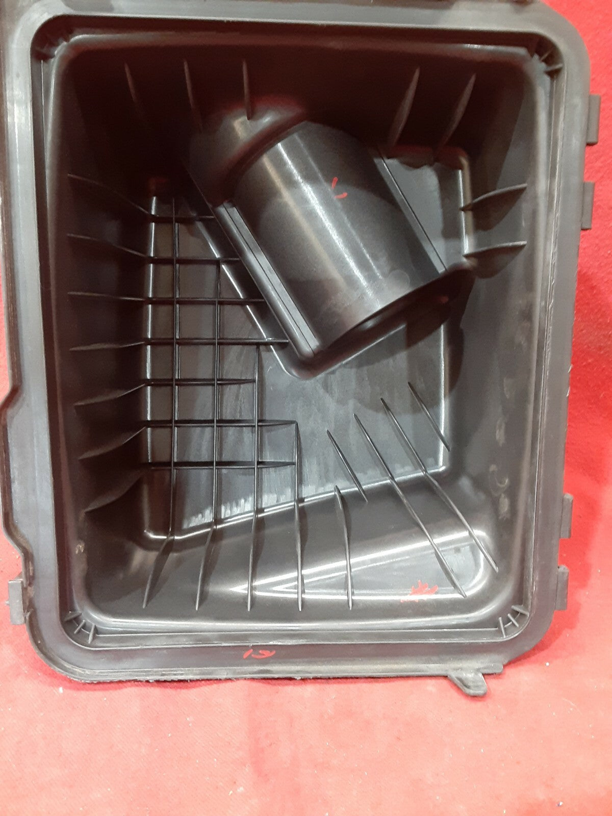 2002 2003 Saturn Vue 2.2 4Cyl  Air Cleaner Top Box / Lid - 22633496