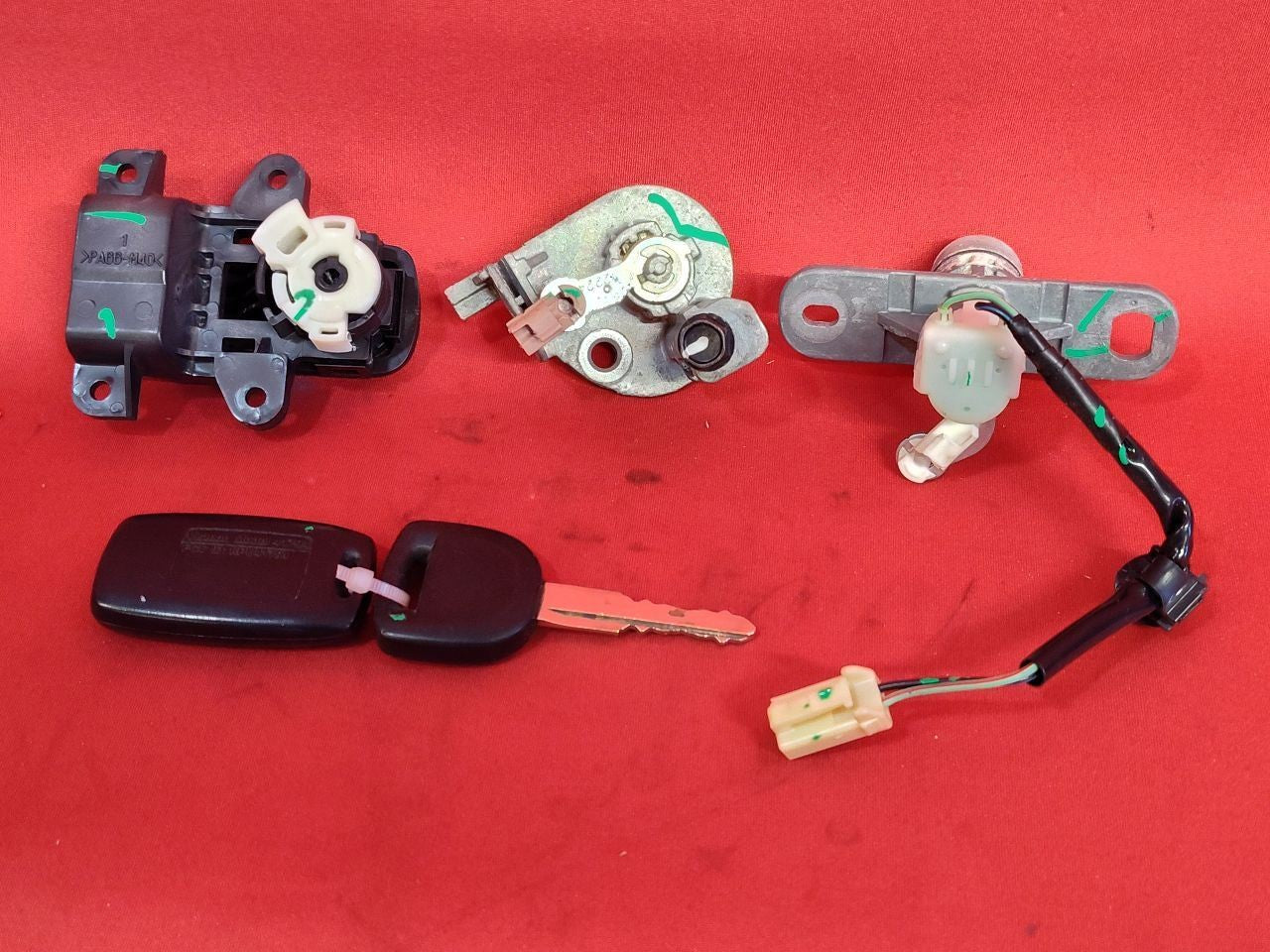 2007-2009 Mazda3 SEDAN Auto Trans Ignition Lock Cylinder Key Tumbler Key SET