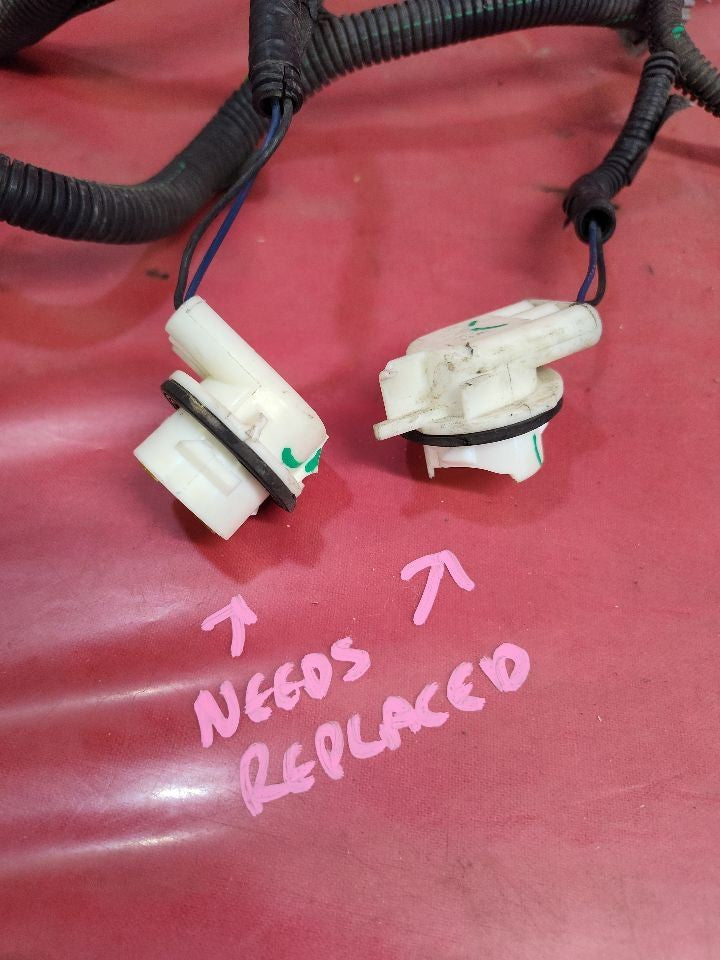 2003-2006 Chevy GMC Cadillac 4WD A/T Headlamp Wiring Harness - *broken sockets*
