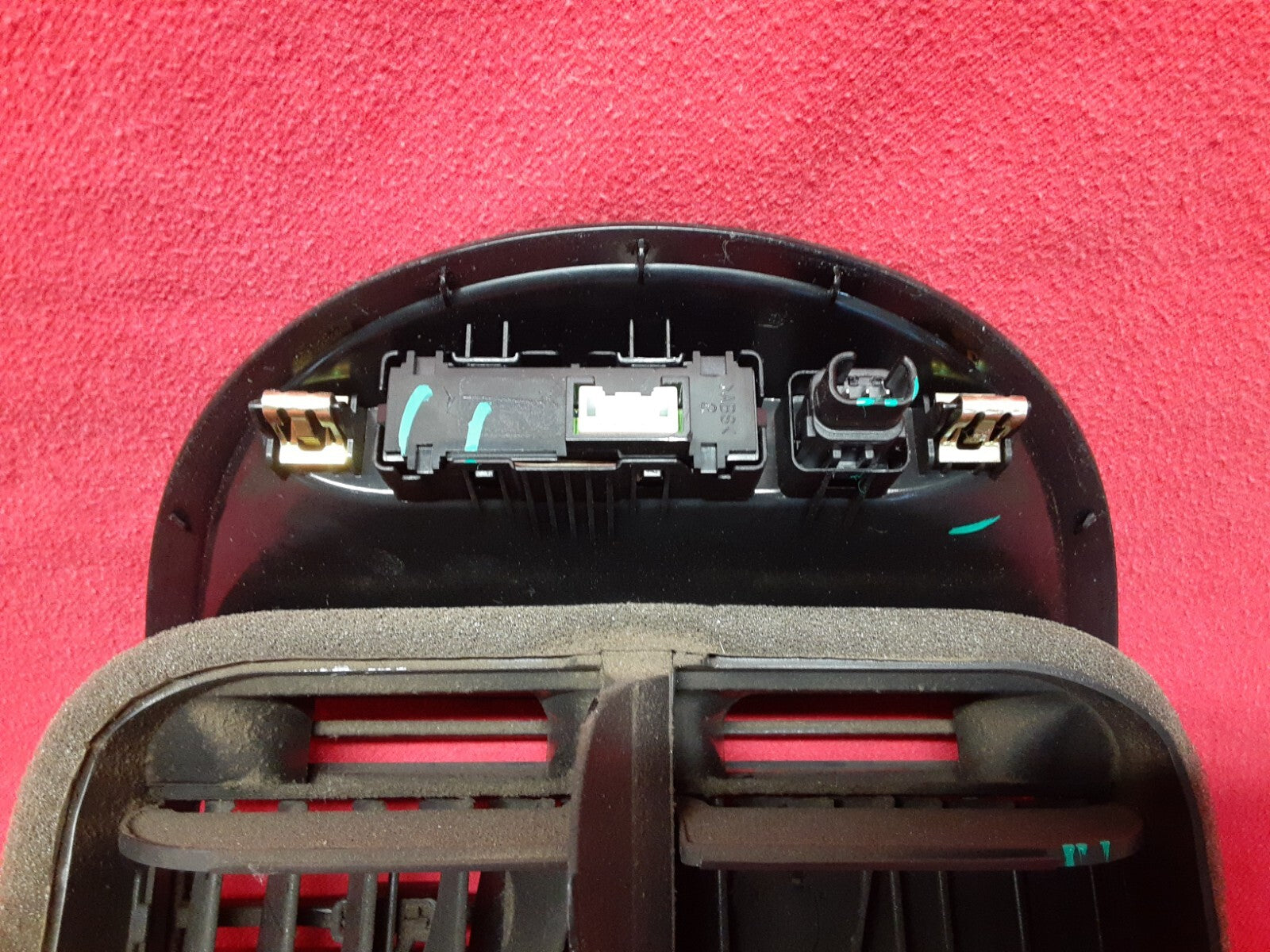 2007 2008 2009 - Saturn Aura Center Dash Vent Assembly / Hazard Switch 25912680